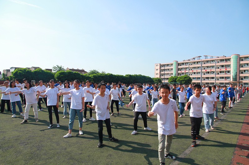 壮观！三千多学生在江安中学运动场比赛打太极