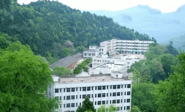 阆中市二龙中学校园风采