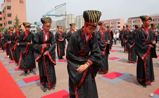 内江三中举办“青春·感恩·责任·传承”为主题的成人仪式