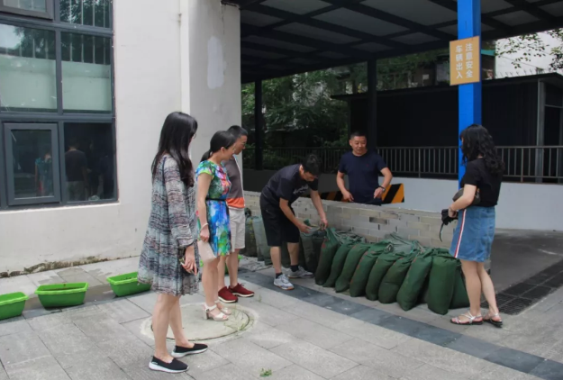 成都西北中学党员干部走在防汛减灾工作第一线