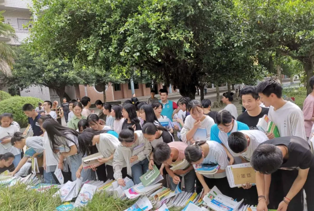 渠县三汇中学开展爱心捐书活动