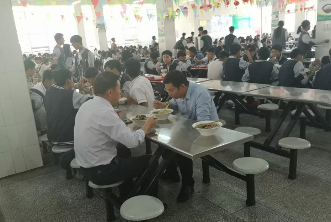 盐边中学邀请学生家长代表与师生同吃一锅饭