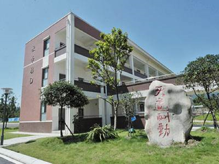 青城山高级中学校园环境怎么样？