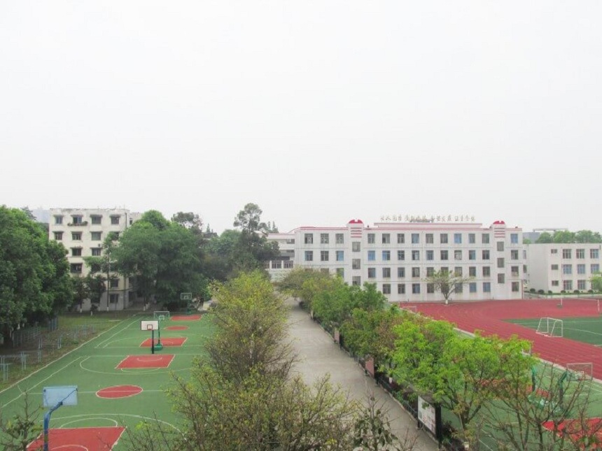 青白江中学环境好不好？