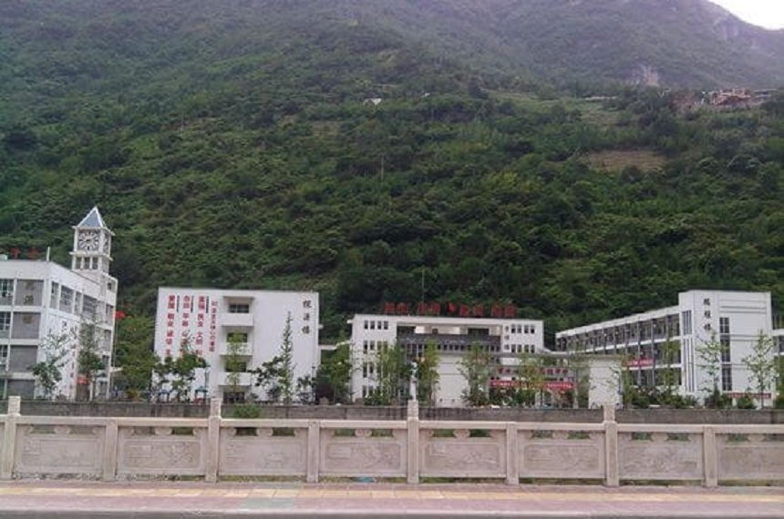 宝兴县海南高级中学
