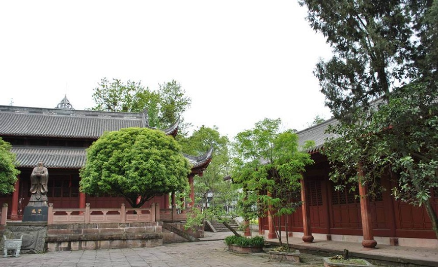 名山中学地址在哪里？