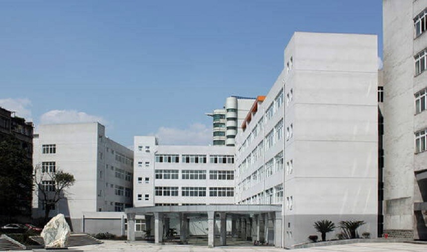 雅安中学寝室、学校、食堂环境好不好？