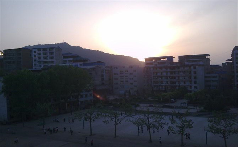 平昌县第二中学学校环境怎么样？