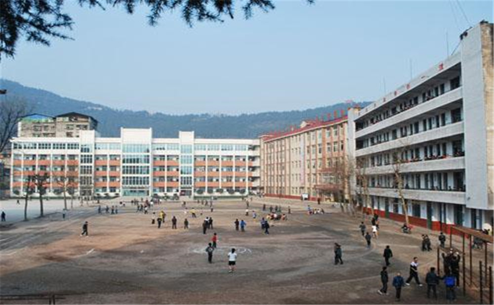 平昌县第二中学学校环境怎么样？
