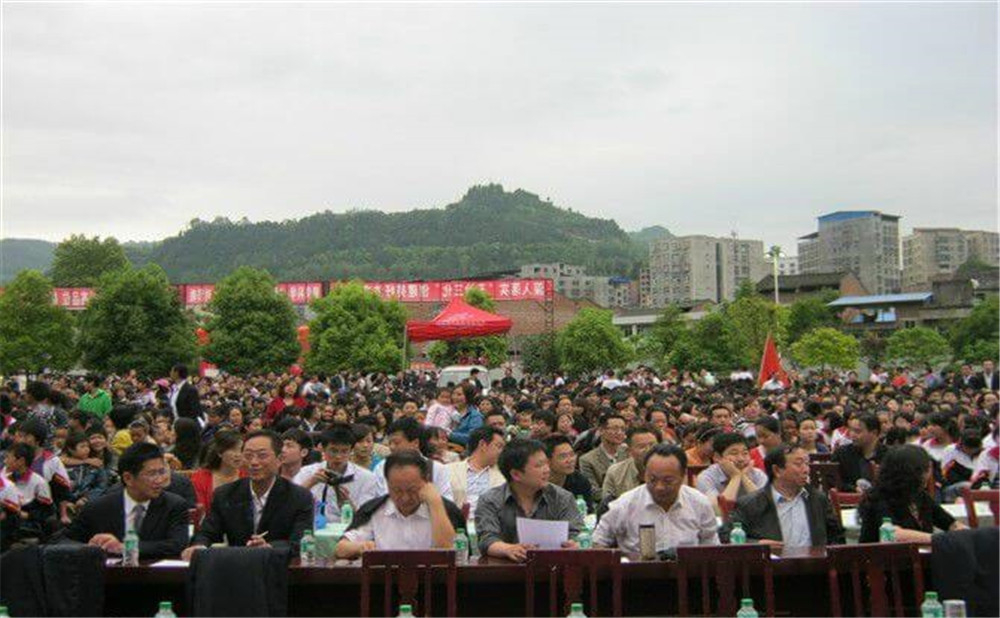 平昌县驷马中学学校详细地址在哪里？