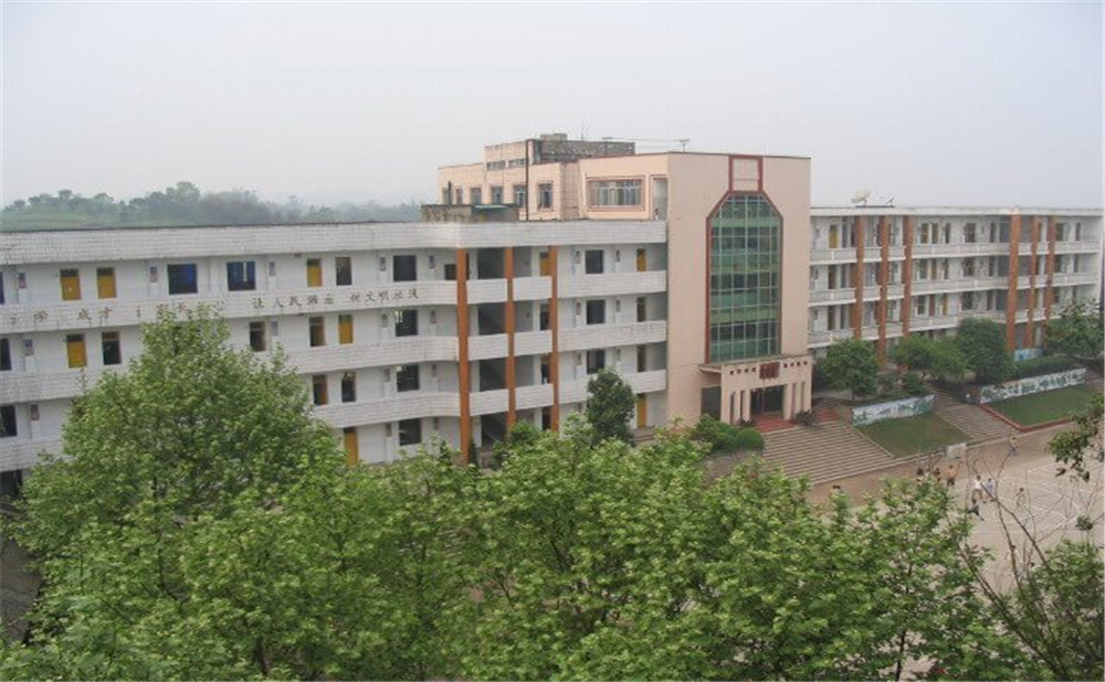 泸州市纳溪区护国中学环境怎么样？
