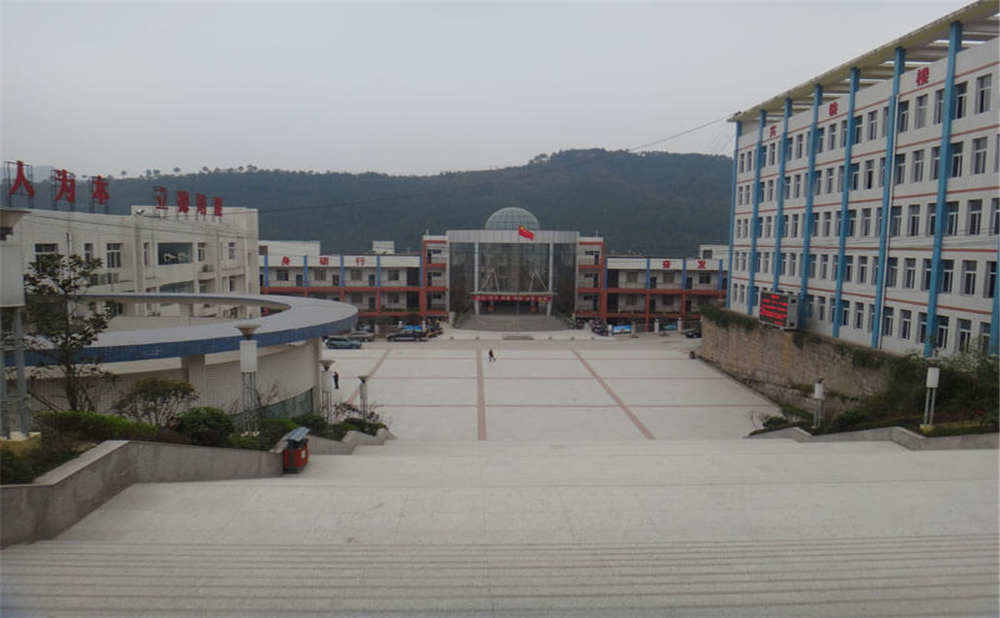通江县第二中学学校详细地址在什么地方？