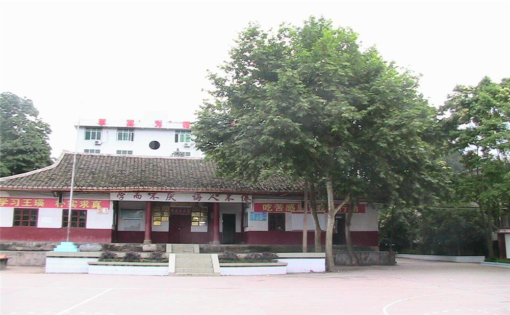巴州区茶坝中学2020年学校学费多少钱一年？