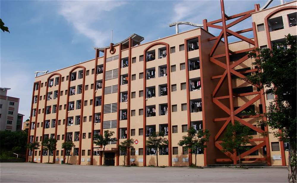 高坪中学学校环境怎么样？