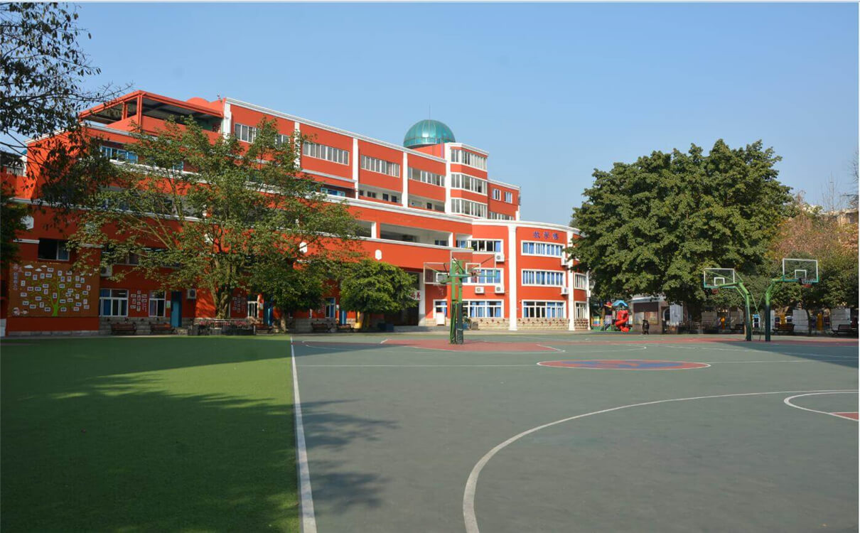 成都新世纪外国语学校每年的学费是多少钱？