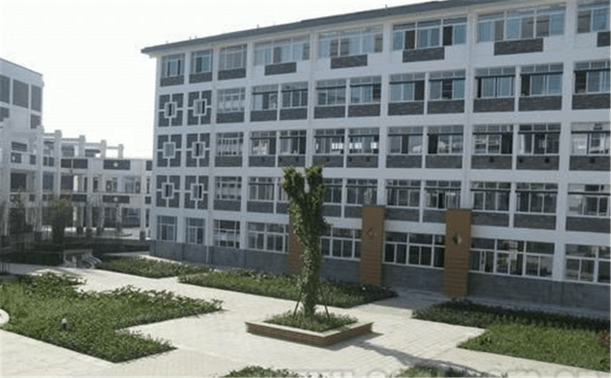 都江堰中学每年的学费是多少钱？
