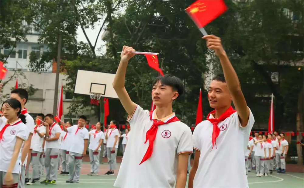 成都市石室联中蜀华分校每年学费是多少？