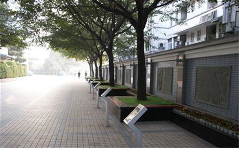 成都市田家炳中学外招生一年的学费是多少？