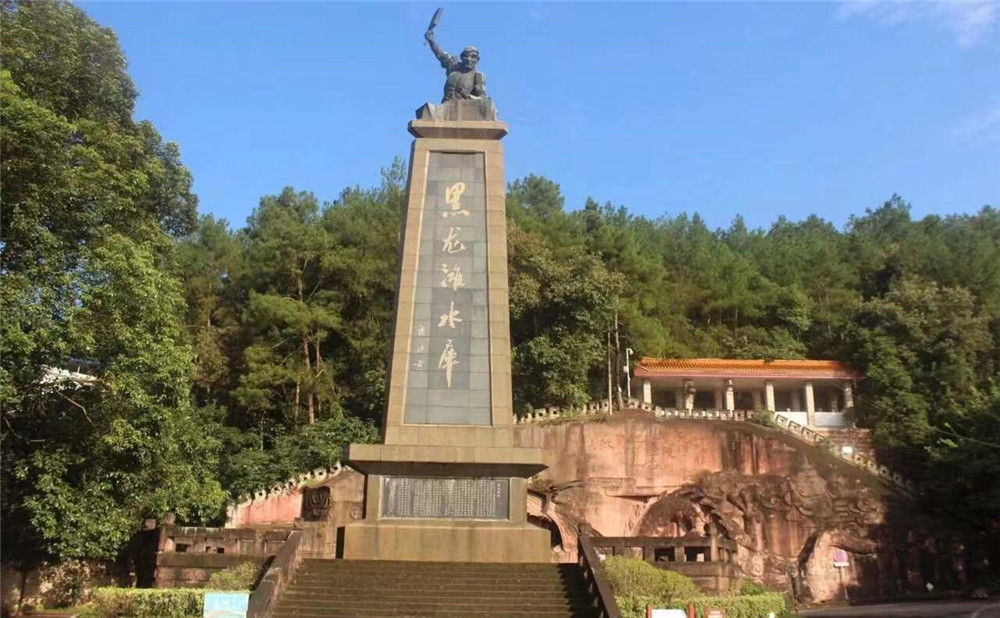 成都石室中学每年学费多少？