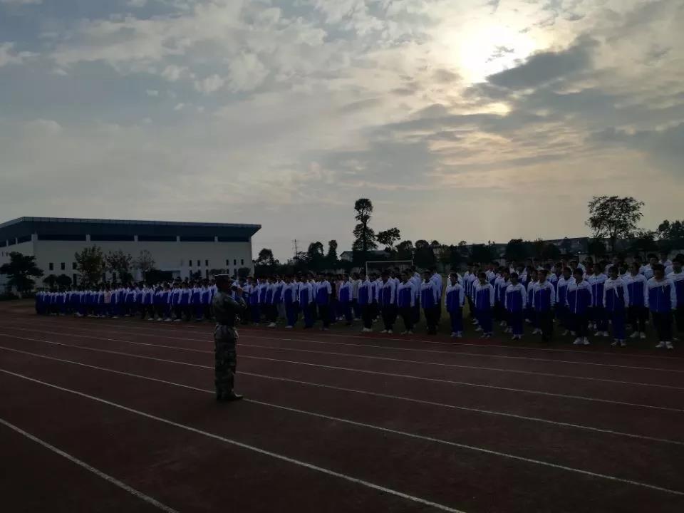 敖平中学去年的录取分数线是多少？