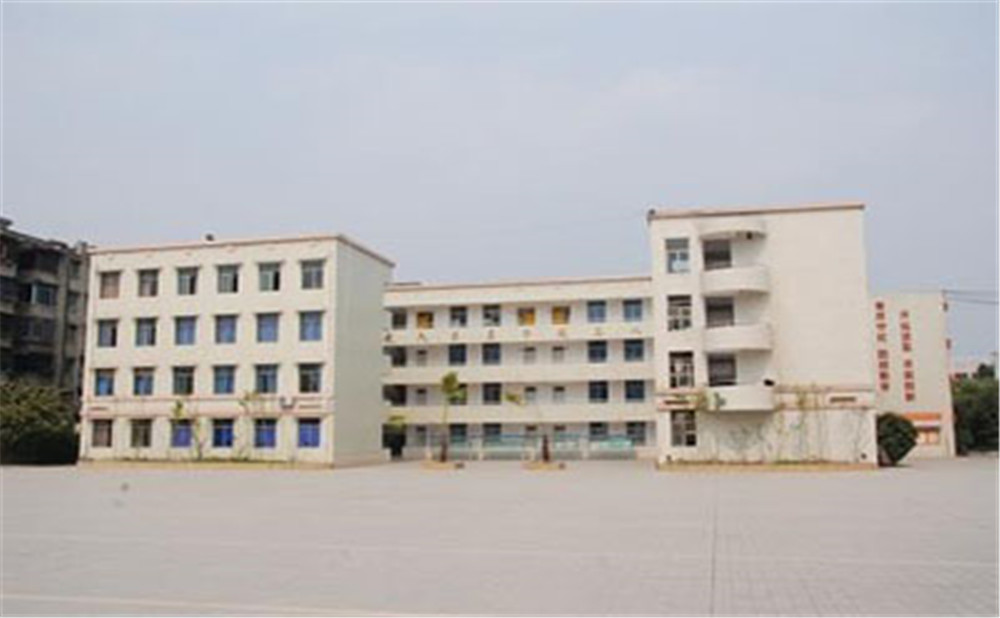金堂实验中学外招生一年的学费是多少？