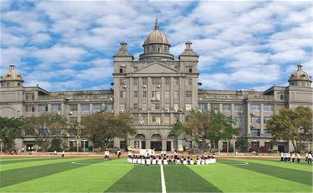成都石室外国语学校的学费是多少？