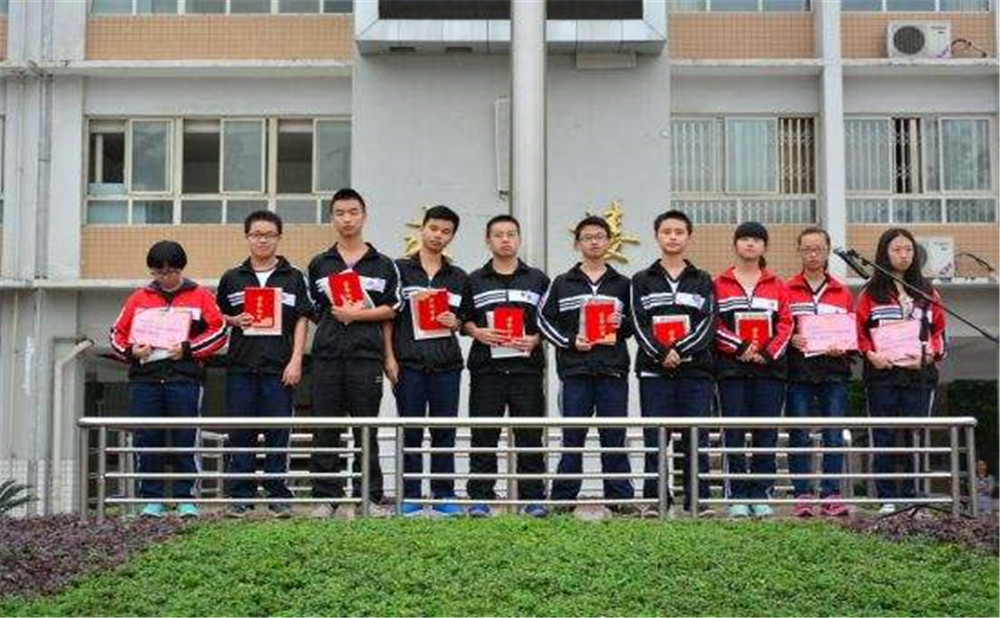 郫县四中学费是多少？