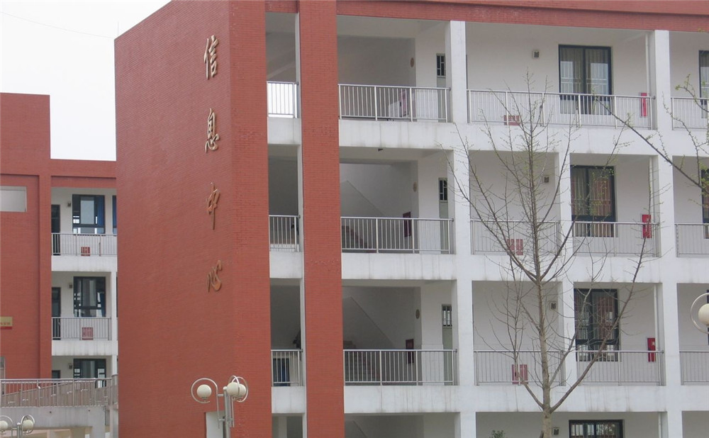 金堂中学的学费是多少？
