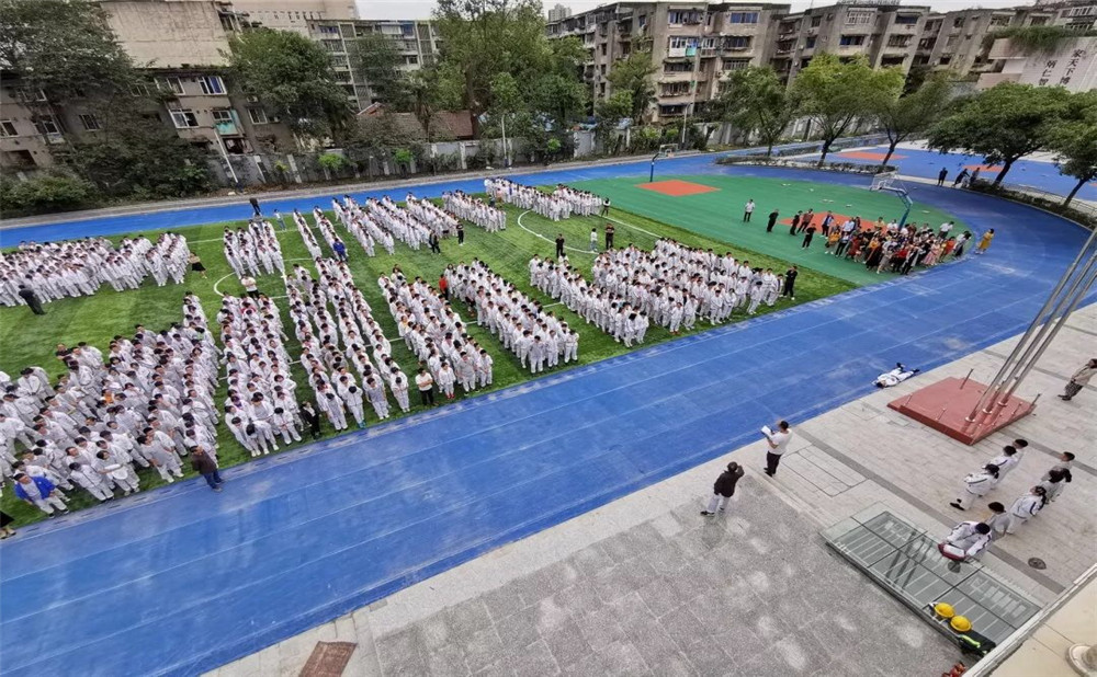 成都市田家炳中学一年学费是多少？
