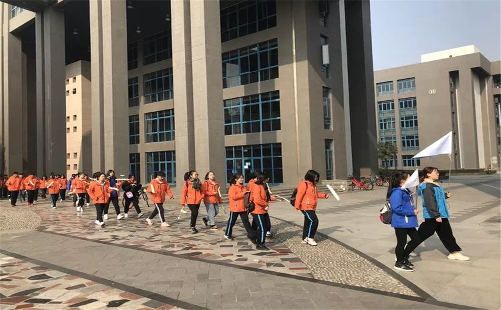 成都玉林中学一年学费是多少？