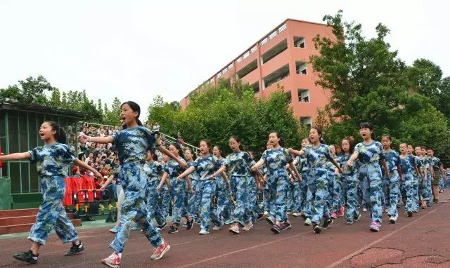 成都新世纪外国语学校高中一年的学费是多少？