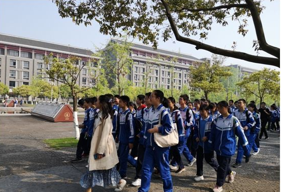 温江中学的宿舍怎么样？