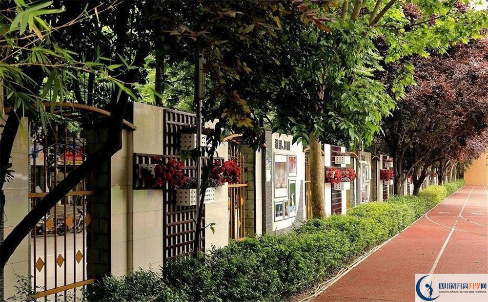 2020年成都大学附属中学初升高的学费是多少？