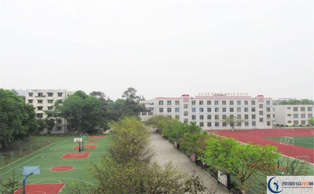 青白江中学初升高的分数线是多少？