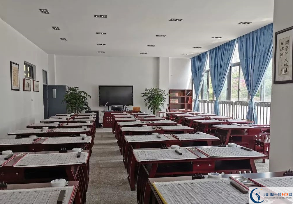 成都市第三中学一年的学费是多少？
