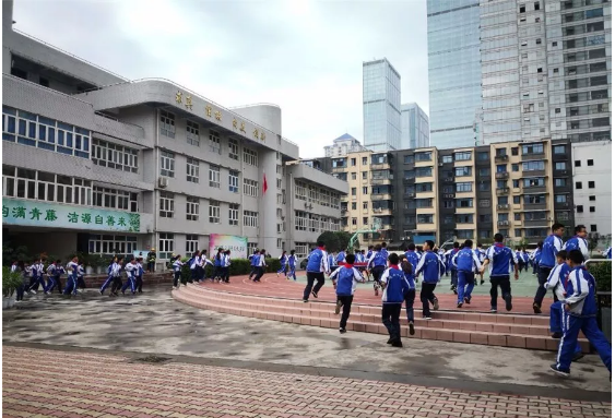 成都市第十七中学的老师好不好？