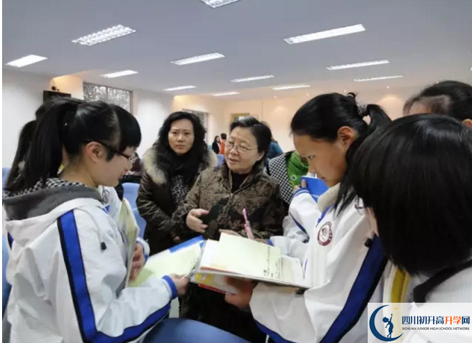 成都市田家炳中学一年的学费是多少？