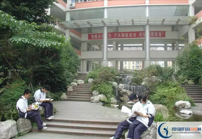 四川师范大学附属中学一年的学费是多少？