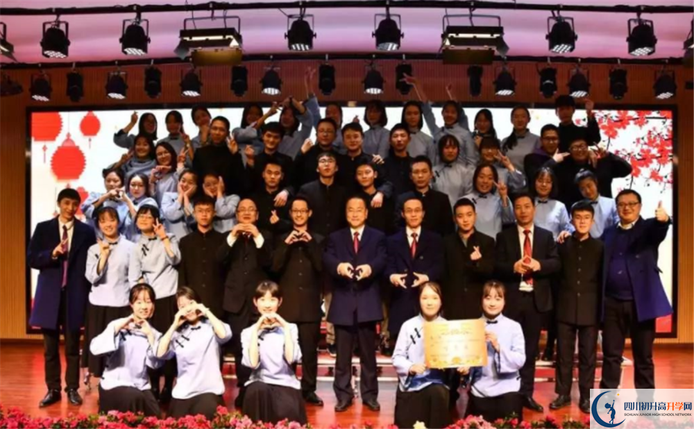 成都外国语学校一年的学费是多少？