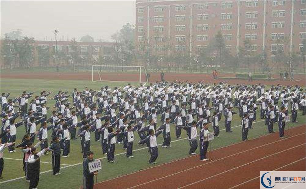 双流中学实验学校一年的学费是多少？