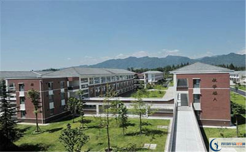 青城山高级中学一年的学费是多少？