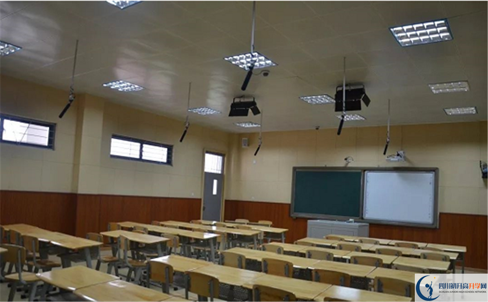 成都市第十七中学住宿费用是多少？