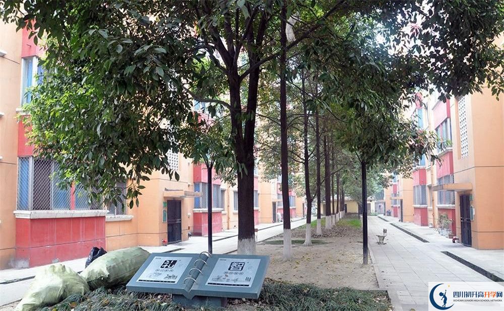 成都外国语学校住宿费用是多少?
