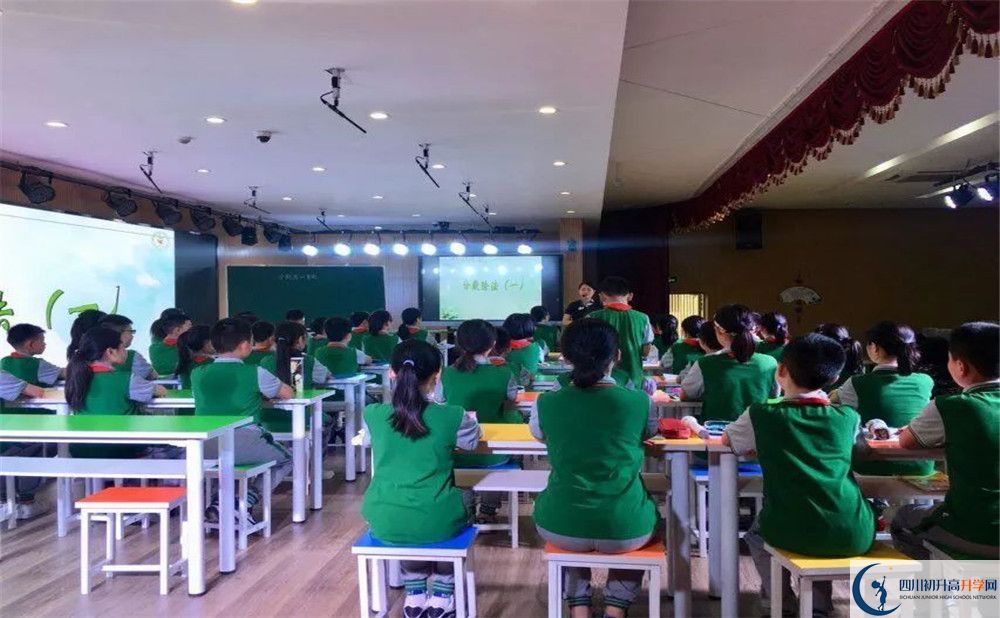 成都实外新都五龙山学校住宿费用是多少？
