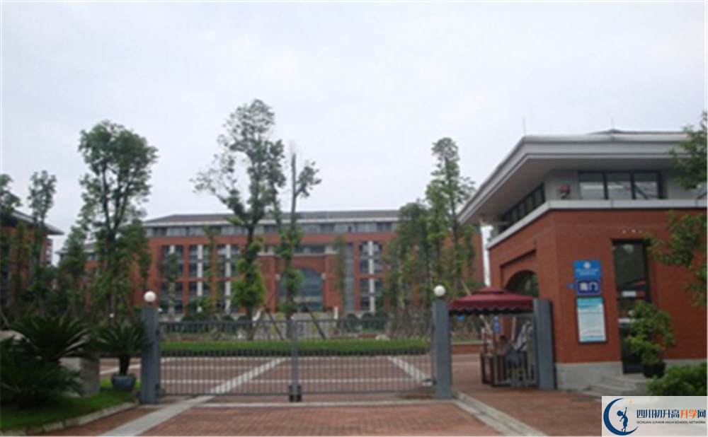 成都七中高新校区住宿费用是多少？