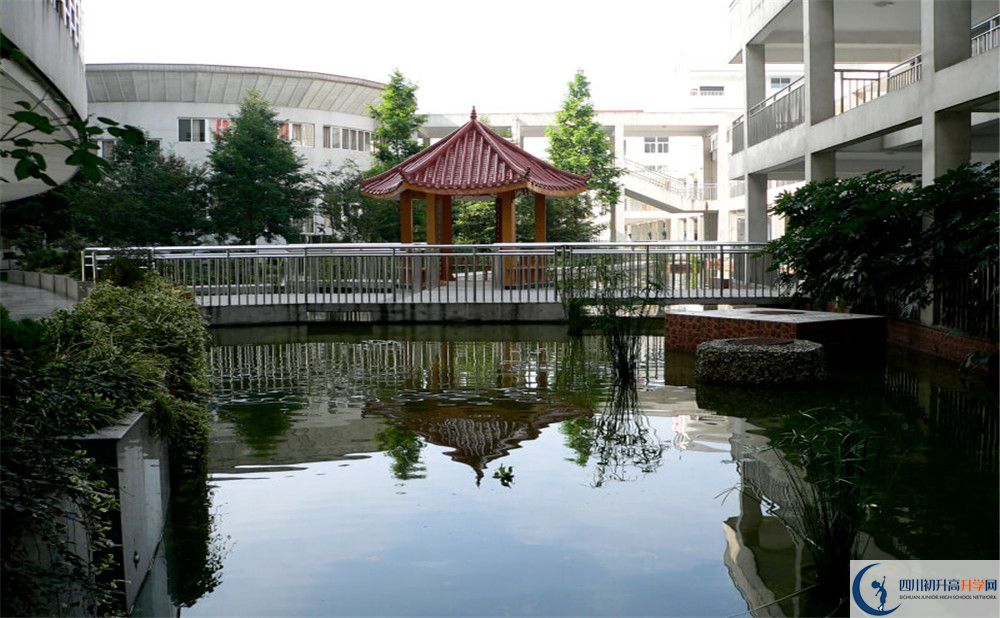 成都市龙泉中学住宿费用是多少？