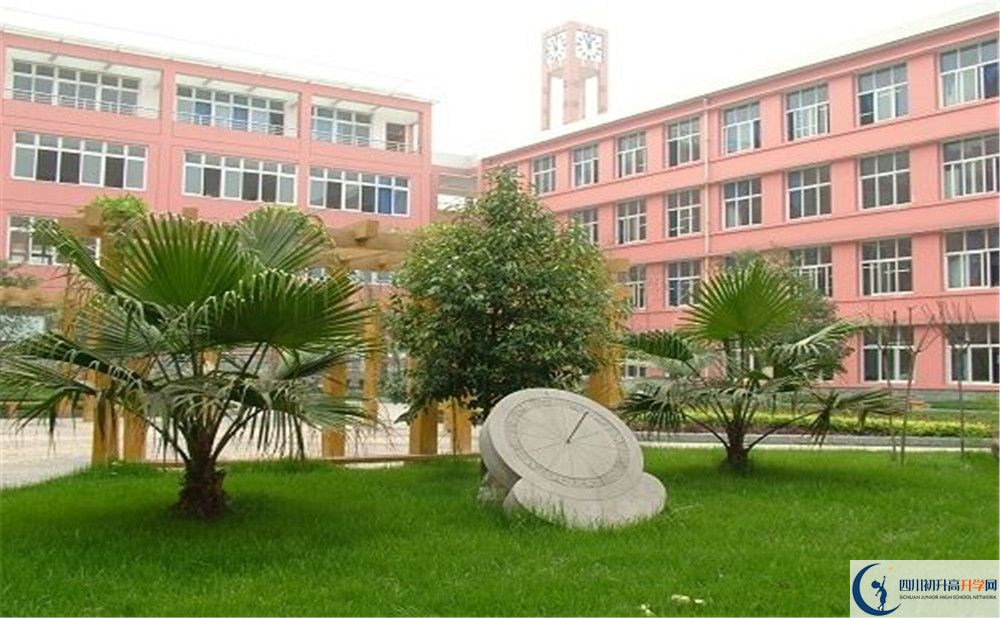 成都八中2020年外地生学费是多少？