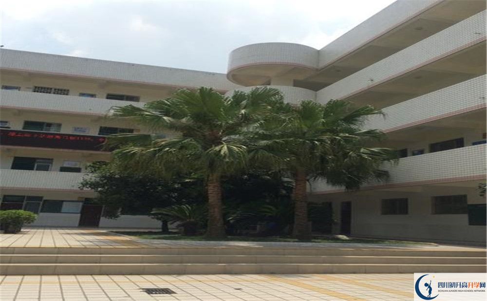 成都市太平中学高中部地址:四川省成都市天府新区太平镇飞龙街82号.