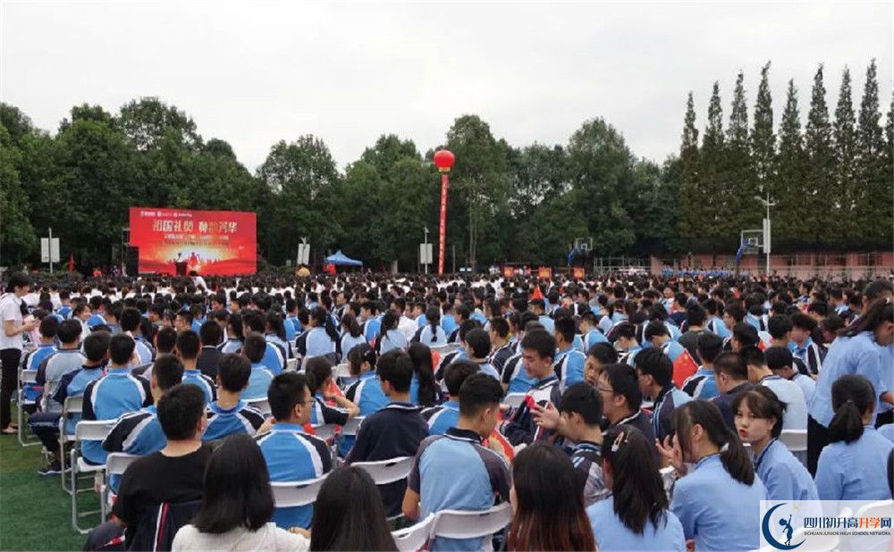 都江堰玉垒学校是私立还是公立学校？