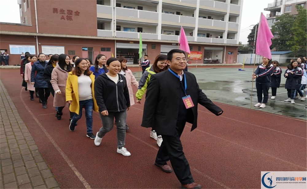 都江堰育才学校平行班与实验班差多少？